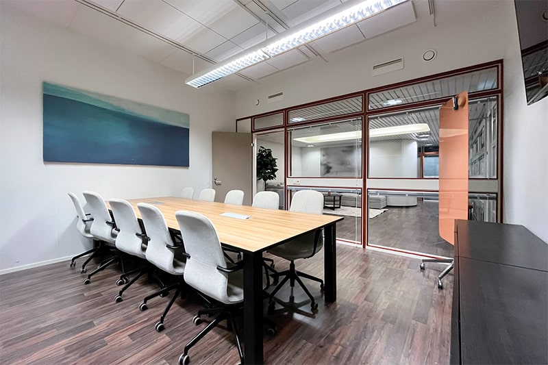 Kolmannen kerroksen erittäin siisti toimistohotellin neuvottelutila