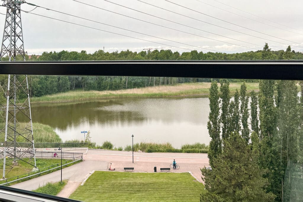 Ulkoilualue katsottuna Pacius 29 viidenen kerroksen toimistotilan ikkunasta
